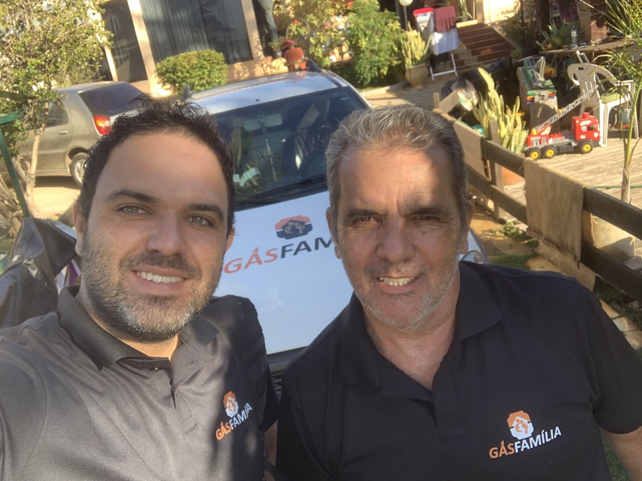 Pai e filho da Gás Família em operação
